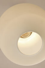 Jednopunktowa lampa sufitowa z mleczno-białym szklanym dwuwarstwowym kloszem z metalowym chromowanym zawieszeniem, Osvetlovací Sklo Valašské Medziřičí, Czechosłowacja, lata 70. - obrazek 27