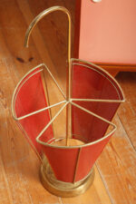 Mosiężny parasolnik/stojak na parasole w kolorze starego złota z bokami z blachy perforowanej lakierowanej na czerwono, Wagner Keller, Niemcy, lata 50/60. - obrazek 27