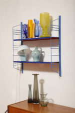 Modułowa szafka/regał na metalowej niebieskiej konstrukcji z dwoma metalowymi półkami z regulowaną wysokością, projekt Adriaan Dekker dla firmy Tomado, Holandia, lata 60. - obrazek 27