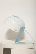 Nieduża jednopunktowa lampa nocna z błękitną metalową podstawą i mlecznobiałym kloszem w błękitne paski z pleksi, firma Molin, Włochy, lata 60. - obrazek 27