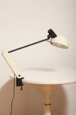 Duża jasnokremowo-czarna nablatowa jednopunktowa lampa biurkowa "Praxi" z tworzywa z ruchomym kloszem i czarnym metalowym ramieniem, projekt Bruno Gecchelin dla firmy iGuzzini, Włochy, wzór z 1982 roku - obrazek 28