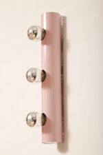 Smukła trzypunktowa aluminiowa cylindryczna różowa lampa ścienna/kinkiet o pionowej, lub poziomej orientacji, Targetti, Włochy, lata 80. - obrazek 45