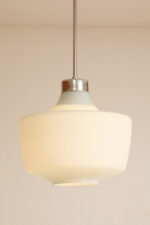 Jednopunktowa lampa sufitowa z mleczno-białym szklanym dwuwarstwowym kloszem z metalowym chromowanym zawieszeniem, Osvetlovací Sklo Valašské Medziřičí, Czechosłowacja, lata 70. - obrazek 28