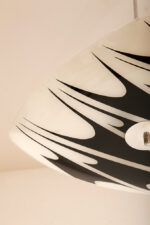 Asymetryczna mlecznobiało-czarna trzypunktowa szklana lampa sufitowa „Parasolka” malowana w geometryczne wzory, Kamenický Šenov, Czechosłowacja, lata 60. - obrazek 29