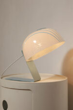 Nieduża jednopunktowa lampa nocna z błękitną metalową podstawą i mlecznobiałym kloszem w błękitne paski z pleksi, firma Molin, Włochy, lata 60. - obrazek 28