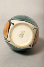 Fajansowy wazon ręcznie malowany podszkliwnie w pomarańczowe, zielone (morskie) i brązowe wzory, projekt Wit Płażewski, Włocławskie Zakłady Ceramiki Stołowej we Włocławku, wzór 443 z 1960 roku - obrazek 22