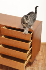 Dębowa szafka/komoda z czterema głębokimi szufladami po prawej stronie, TYP U 458, projekt Jiri Jiroutek dla Interier Praha, Czechosłowacja, lata 60. - obrazek 30