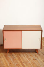 Dębowa szafka/komoda z parą przesuwanych drzwi ze sklejki lakierowanych na różowy i jasno kremowy kolor, TYP U 450, projekt Jiri Jiroutek dla Interier Praha, Czechosłowacja, wzór z 1958 roku - obrazek 29