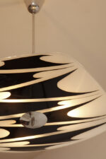Asymetryczna mlecznobiało-czarna trzypunktowa szklana lampa sufitowa „Parasolka” malowana w geometryczne wzory, Kamenický Šenov, Czechosłowacja, lata 60. - obrazek 28