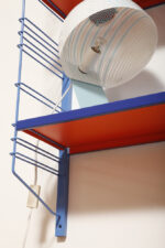 Modułowa szafka/regał na metalowej niebieskiej konstrukcji z dwoma metalowymi półkami z regulowaną wysokością, projekt Adriaan Dekker dla firmy Tomado, Holandia, lata 60. - obrazek 29