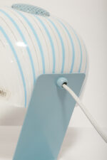 Nieduża jednopunktowa lampa nocna z błękitną metalową podstawą i mlecznobiałym kloszem w błękitne paski z pleksi, firma Molin, Włochy, lata 60. - obrazek 29