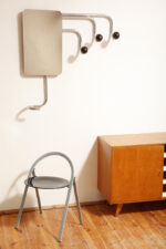 Duży metalowy wieszak/garderoba ścienna na chromowanej rurowej masywnej konstrukcji z trzema hakami zakończonymi bukowymi ręcznie toczonymi kulami, dymionym pionowym lustrem i uchwytem na parasole, Bauhaus, Niemcy, lata 30. XX wieku - obrazek 29