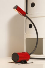 Jednopunktowa czerwono-czarna lampa biurkowa/nocna/lampa ścienna/kinkiet "Ciao 1170" z kloszem na ruchomym giętym ramieniu, projekt Ezio Didone dla firmy Arteluce, Włochy, lata 80. - obrazek 30