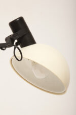 Duża jasnokremowo-czarna nablatowa jednopunktowa lampa biurkowa "Praxi" z tworzywa z ruchomym kloszem i czarnym metalowym ramieniem, projekt Bruno Gecchelin dla firmy iGuzzini, Włochy, wzór z 1982 roku - obrazek 30