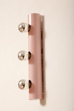 Smukła trzypunktowa aluminiowa cylindryczna różowa lampa ścienna/kinkiet o pionowej, lub poziomej orientacji, Targetti, Włochy, lata 80. - obrazek 47