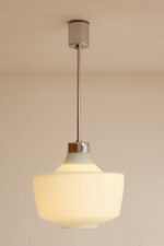 Jednopunktowa lampa sufitowa z mleczno-białym szklanym dwuwarstwowym kloszem z metalowym chromowanym zawieszeniem, Osvetlovací Sklo Valašské Medziřičí, Czechosłowacja, lata 70. - obrazek 30