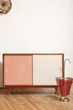 Dębowa szafka/komoda z parą przesuwanych drzwi ze sklejki lakierowanych na różowy i jasno kremowy kolor, TYP U 450, projekt Jiri Jiroutek dla Interier Praha, Czechosłowacja, wzór z 1958 roku - obrazek 30