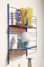 Modułowa szafka/regał na metalowej niebieskiej konstrukcji z dwoma metalowymi półkami z regulowaną wysokością, projekt Adriaan Dekker dla firmy Tomado, Holandia, lata 60. - obrazek 30