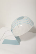 Nieduża jednopunktowa lampa nocna z błękitną metalową podstawą i mlecznobiałym kloszem w błękitne paski z pleksi, firma Molin, Włochy, lata 60. - obrazek 30