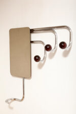 Duży metalowy wieszak/garderoba ścienna na chromowanej rurowej masywnej konstrukcji z trzema hakami zakończonymi bukowymi ręcznie toczonymi kulami, dymionym pionowym lustrem i uchwytem na parasole, Bauhaus, Niemcy, lata 30. XX wieku - obrazek 30