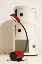 Jednopunktowa czerwono-czarna lampa biurkowa/nocna/lampa ścienna/kinkiet "Ciao 1170" z kloszem na ruchomym giętym ramieniu, projekt Ezio Didone dla firmy Arteluce, Włochy, lata 80. - obrazek 3