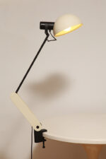 Duża jasnokremowo-czarna nablatowa jednopunktowa lampa biurkowa "Praxi" z tworzywa z ruchomym kloszem i czarnym metalowym ramieniem, projekt Bruno Gecchelin dla firmy iGuzzini, Włochy, wzór z 1982 roku - obrazek 3