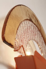 Duża dwupunktowa łososiowa lampa ścienna/kinkiet ze szklanym ręcznie formowanym fakturowym masywnym pomarańczowo-różowym kloszem, styl Art Deco, Włochy, lata 70. - obrazek 3