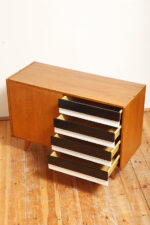 Dębowa szafka/komoda z czterema głębokimi szufladami z czarnobiałymi frontami, TYP U 458, projekt Jiri Jiroutek dla Interier Praha, Czechosłowacja, lata 60. - obrazek 3