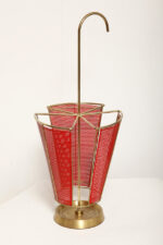 Mosiężny parasolnik/stojak na parasole w kolorze starego złota z bokami z blachy perforowanej lakierowanej na czerwono, Wagner Keller, Niemcy, lata 50/60. - obrazek 3