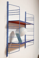 Modułowa szafka/regał na metalowej niebieskiej konstrukcji z dwoma niebieskimi metalowymi półkami z pomarańczowym spodem z regulowanym ustawieniem wysokości, projekt Adriaan Dekker dla firmy Tomado, Holandia, lata 60. - obrazek 3