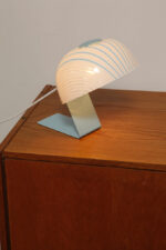 Nieduża jednopunktowa lampa nocna z błękitną metalową podstawą i mlecznobiałym kloszem w błękitne paski z pleksi, firma Molin, Włochy, lata 60. - obrazek 3