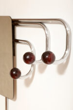 Duży metalowy wieszak/garderoba ścienna na chromowanej rurowej masywnej konstrukcji z trzema hakami zakończonymi bukowymi ręcznie toczonymi kulami, dymionym pionowym lustrem i uchwytem na parasole, Bauhaus, Niemcy, lata 30. XX wieku - obrazek 3