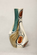 Fajansowy wazon ręcznie malowany podszkliwnie w pomarańczowe, zielone (morskie) i brązowe wzory, projekt Jan Sowiński, Włocławskie Zakłady Ceramiki Stołowej we Włocławku, wzór 284 z 1958 roku - obrazek 3