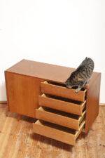 Dębowa szafka/komoda z czterema głębokimi szufladami po prawej stronie, TYP U 458, projekt Jiri Jiroutek dla Interier Praha, Czechosłowacja, lata 60. - obrazek 32