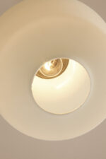 Jednopunktowa lampa sufitowa z mleczno-białym szklanym dwuwarstwowym kloszem z metalowym chromowanym zawieszeniem, Osvetlovací Sklo Valašské Medziřičí, Czechosłowacja, lata 70. - obrazek 31