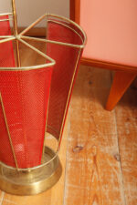 Mosiężny parasolnik/stojak na parasole w kolorze starego złota z bokami z blachy perforowanej lakierowanej na czerwono, Wagner Keller, Niemcy, lata 50/60. - obrazek 31