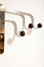 Duży metalowy wieszak/garderoba ścienna na chromowanej rurowej masywnej konstrukcji z trzema hakami zakończonymi bukowymi ręcznie toczonymi kulami, dymionym pionowym lustrem i uchwytem na parasole, Bauhaus, Niemcy, lata 30. XX wieku - obrazek 31