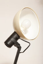 Duża jasnokremowo-czarna nablatowa jednopunktowa lampa biurkowa "Praxi" z tworzywa z ruchomym kloszem i czarnym metalowym ramieniem, projekt Bruno Gecchelin dla firmy iGuzzini, Włochy, wzór z 1982 roku - obrazek 32