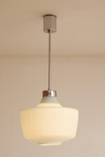 Jednopunktowa lampa sufitowa z mleczno-białym szklanym dwuwarstwowym kloszem z metalowym chromowanym zawieszeniem, Osvetlovací Sklo Valašské Medziřičí, Czechosłowacja, lata 70. - obrazek 32