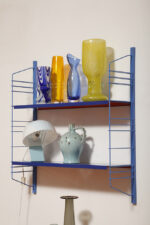 Modułowa szafka/regał na metalowej niebieskiej konstrukcji z dwoma metalowymi półkami z regulowaną wysokością, projekt Adriaan Dekker dla firmy Tomado, Holandia, lata 60. - obrazek 32