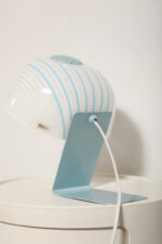 Nieduża jednopunktowa lampa nocna z błękitną metalową podstawą i mlecznobiałym kloszem w błękitne paski z pleksi, firma Molin, Włochy, lata 60. - obrazek 32