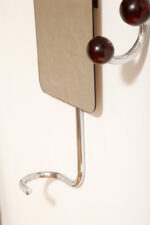 Duży metalowy wieszak/garderoba ścienna na chromowanej rurowej masywnej konstrukcji z trzema hakami zakończonymi bukowymi ręcznie toczonymi kulami, dymionym pionowym lustrem i uchwytem na parasole, Bauhaus, Niemcy, lata 30. XX wieku - obrazek 32