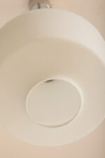 Jednopunktowa lampa sufitowa z mleczno-białym szklanym dwuwarstwowym kloszem z metalowym chromowanym zawieszeniem, Osvetlovací Sklo Valašské Medziřičí, Czechosłowacja, lata 70. - obrazek 33