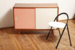 Dębowa szafka/komoda z parą przesuwanych drzwi ze sklejki lakierowanych na różowy i jasno kremowy kolor, TYP U 450, projekt Jiri Jiroutek dla Interier Praha, Czechosłowacja, wzór z 1958 roku - obrazek 33