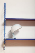 Nieduża jednopunktowa lampa nocna z błękitną metalową podstawą i mlecznobiałym kloszem w błękitne paski z pleksi, firma Molin, Włochy, lata 60. - obrazek 33