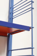 Modułowa szafka/regał na metalowej niebieskiej konstrukcji z dwoma metalowymi półkami z regulowaną wysokością, projekt Adriaan Dekker dla firmy Tomado, Holandia, lata 60. - obrazek 33