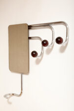 Duży metalowy wieszak/garderoba ścienna na chromowanej rurowej masywnej konstrukcji z trzema hakami zakończonymi bukowymi ręcznie toczonymi kulami, dymionym pionowym lustrem i uchwytem na parasole, Bauhaus, Niemcy, lata 30. XX wieku - obrazek 33