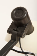 Duża jasnokremowo-czarna nablatowa jednopunktowa lampa biurkowa "Praxi" z tworzywa z ruchomym kloszem i czarnym metalowym ramieniem, projekt Bruno Gecchelin dla firmy iGuzzini, Włochy, wzór z 1982 roku - obrazek 35