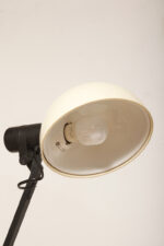 Duża jasnokremowo-czarna nablatowa jednopunktowa lampa biurkowa "Praxi" z tworzywa z ruchomym kloszem i czarnym metalowym ramieniem, projekt Bruno Gecchelin dla firmy iGuzzini, Włochy, wzór z 1982 roku - obrazek 34