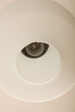 Jednopunktowa lampa sufitowa z mleczno-białym szklanym dwuwarstwowym kloszem z metalowym chromowanym zawieszeniem, Osvetlovací Sklo Valašské Medziřičí, Czechosłowacja, lata 70. - obrazek 34